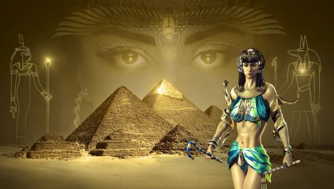 Eine ägyptische Pharaonin steht vor einer der Pyramiden.