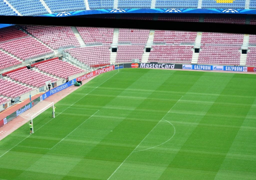 Das Stadion des FC Barcelona, das Camp Nou, liegt verlassen da.