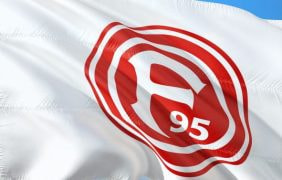 Die Fahne von Fortuna Düsseldorf weht im Wind.