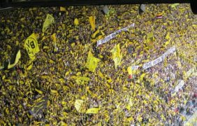 Die Fans im Signal Iduna Park feiern ihre Mannschaft.