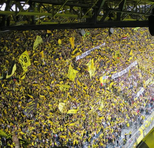 Die Fans im Signal Iduna Park feiern ihre Mannschaft.