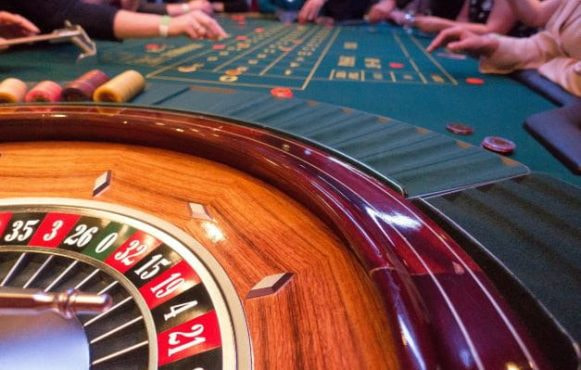 An einem Tisch im Casino wird gespielt.