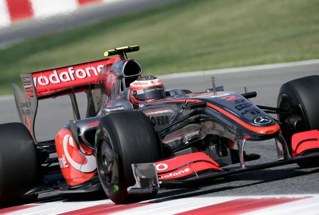 Ein Formel 1-Auto des Rennstalles McLaren in einem Rennen.