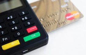 Ein Tan-Generator liegt auf einer Kreditkarte.