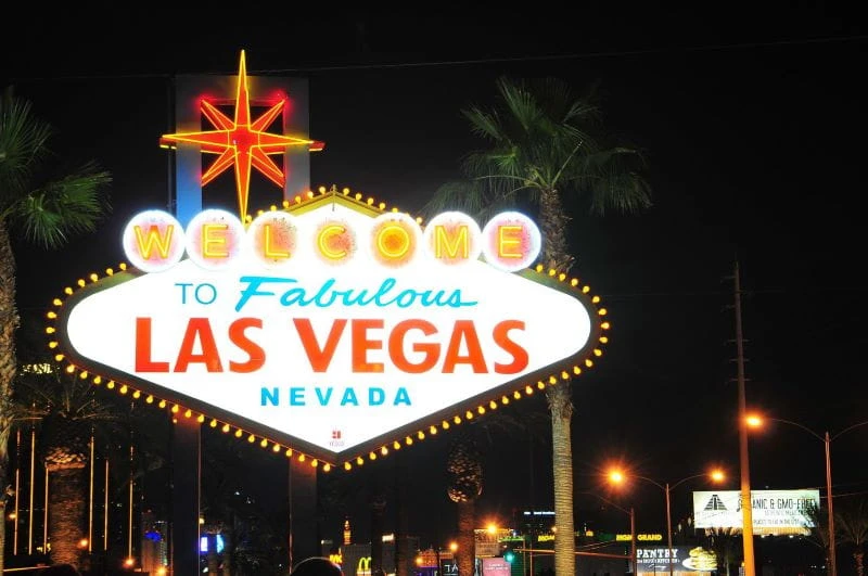 Eine Leuchtreklame begrüßt die Menschen in Las Vegas.