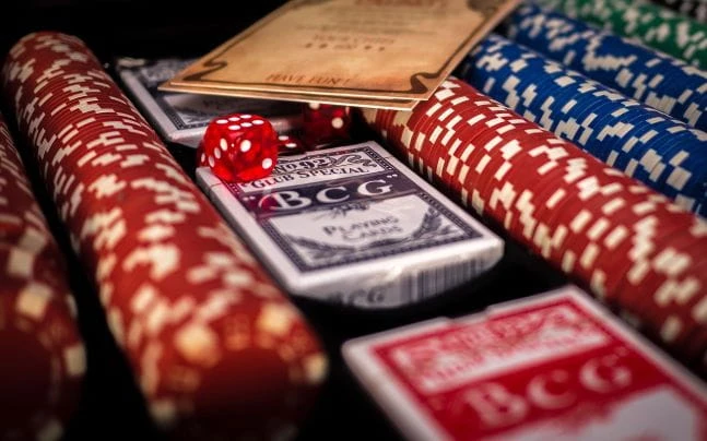 Auf einem Pokertisch liegen Spielkarten und Chips.
