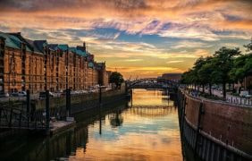 Hamburgs Speicherstadt liegt im Sonnenuntergang.