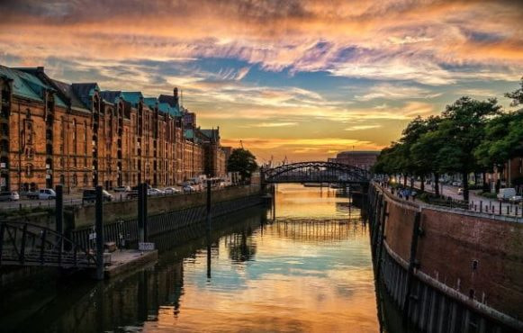 Hamburgs Speicherstadt liegt im Sonnenuntergang.