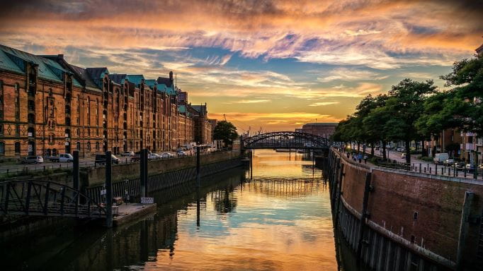 Hamburgs Speicherstadt liegt im Sonnenuntergang.