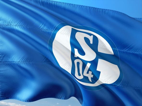 Die Flagge des FC Schalke 04 weht im Wind.
