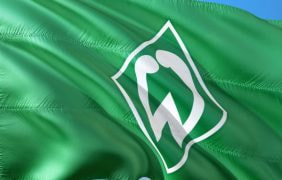 Die Flagge des SV Werder Bremen weht im Wind.