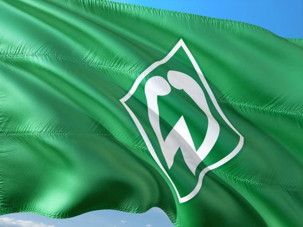 Die Flagge des SV Werder Bremen weht im Wind.
