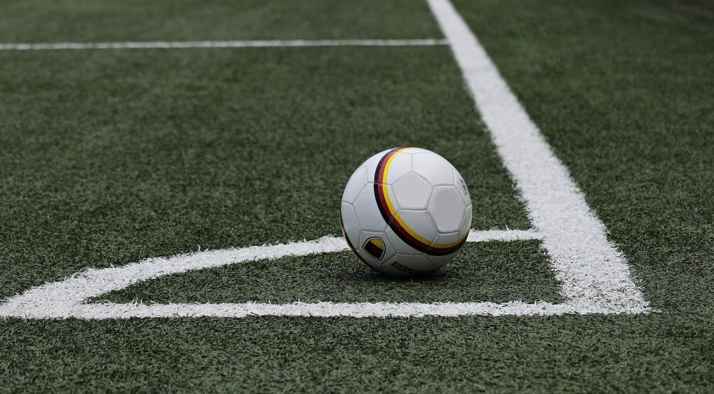 Sebuah bola sepak ada di lapangan.