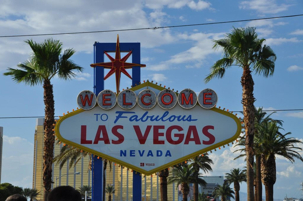 Ein Schild heißt in Las Vegas willkommen.