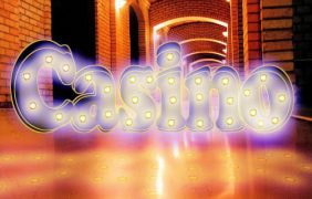 Leuchtschrift buchstabiert Casino.