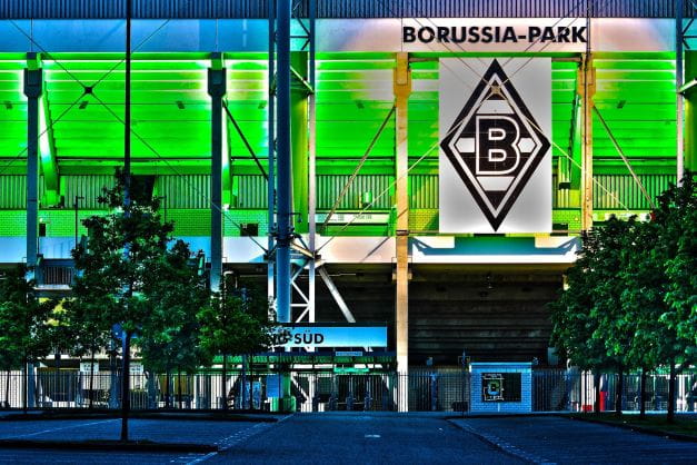 Der Haupteingang des Borussia-Parks liegt am Abend noch ruhig da.
