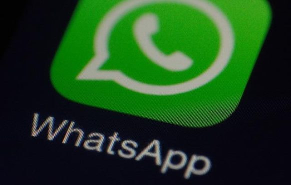Das Logo von WhatsApp wird auf einem Smartphone-Bildschirm angezeigt.