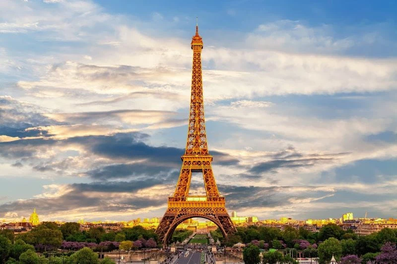 Pemandangan cakrawala Paris dan Menara Eiffel.