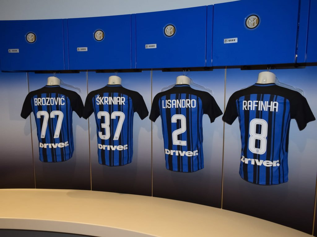 Empat kaus tergantung di ruang ganti Inter Milan.