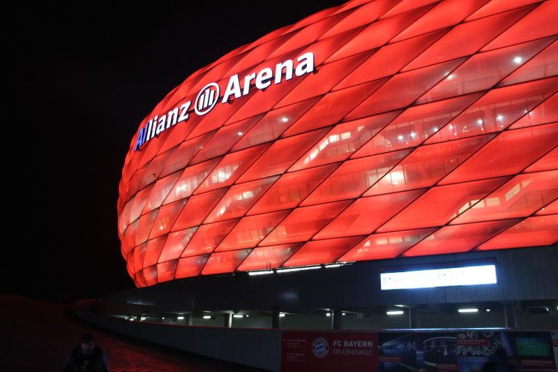 Allianz Arena menyala dengan warna merah.
