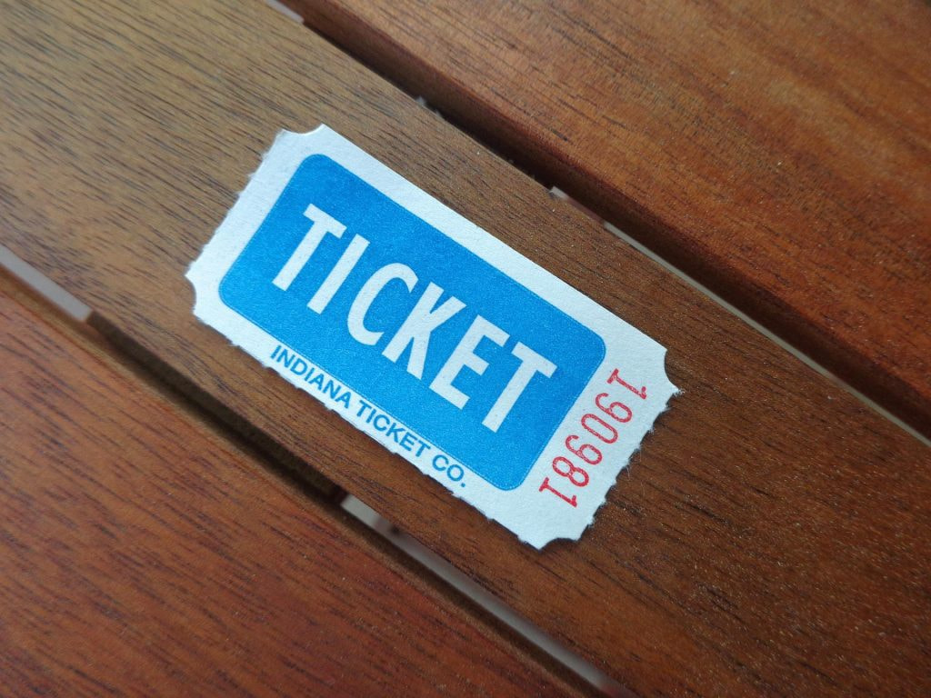 Ein verlorenes Ticket liegt auf einem Holztisch.