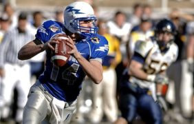 Ein Footballspieler ist im Begriff einen Pass zu werfen.