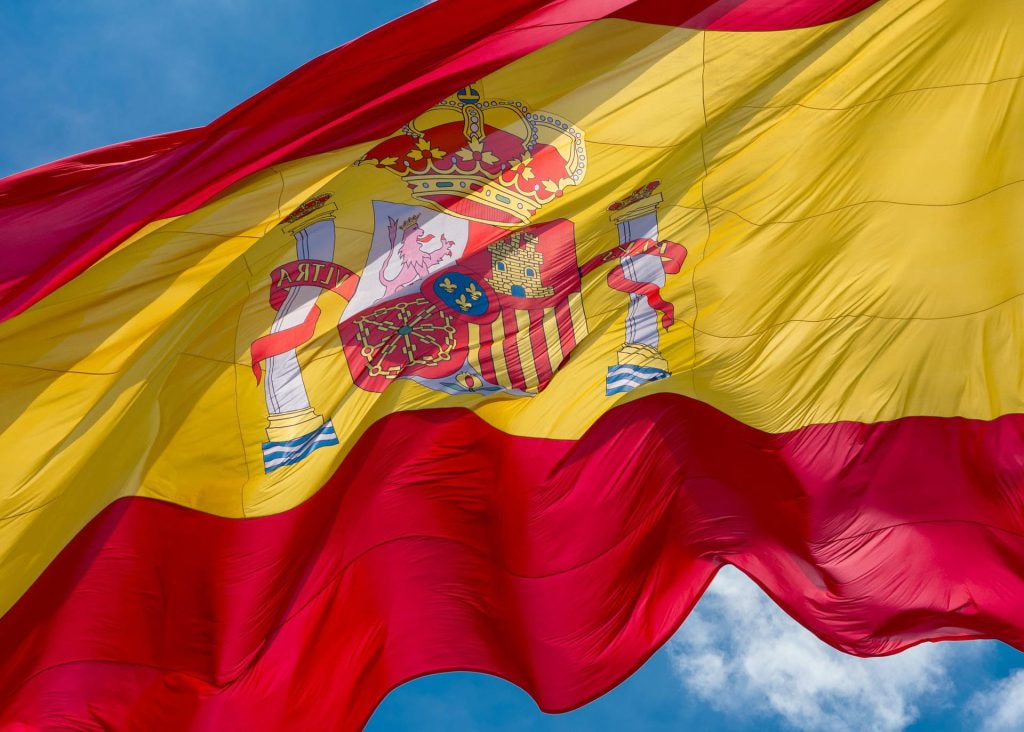 Bendera Spanyol melambai tertiup angin.