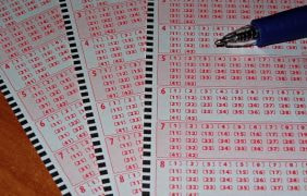 Lottoscheine werden ausgefüllt.