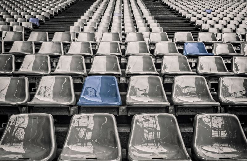 Deretan kursi di stadion sepak bola kosong.