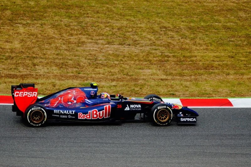 Sebuah mobil balap Red Bull Racing ada di lintasan.