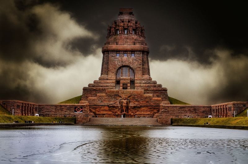 Sebuah monumen di Leipzig menjadi fokus.