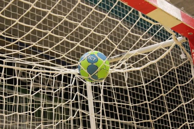 Beim Handball wird ein Korb erzielt.