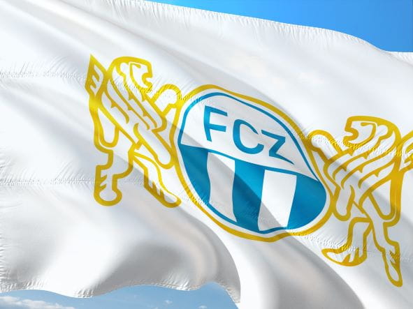 Die Flagge des FC Zürich weht im Wind.