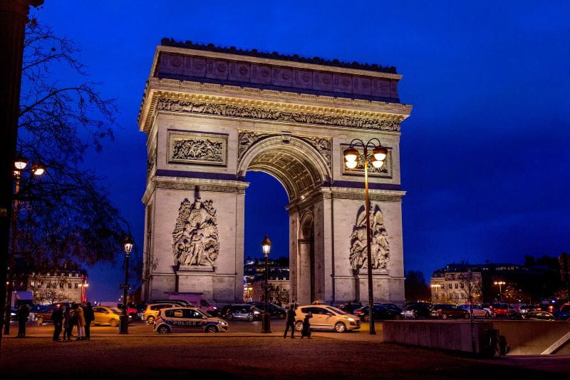 Arc de Triomphe diterangi di malam hari.