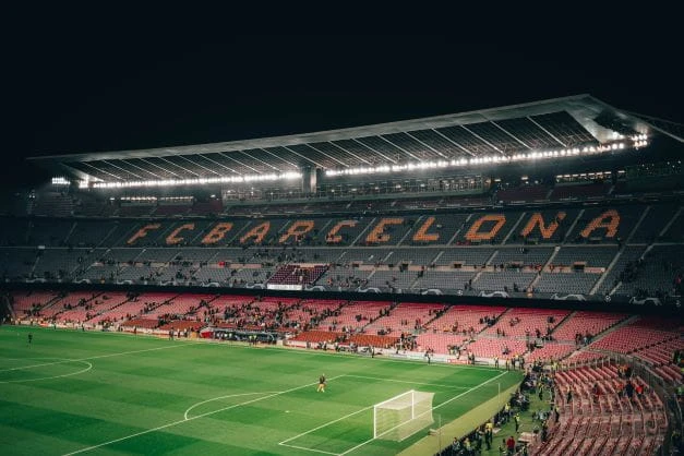 Im Camp Nou warten Fans auf den Spielbeginn.