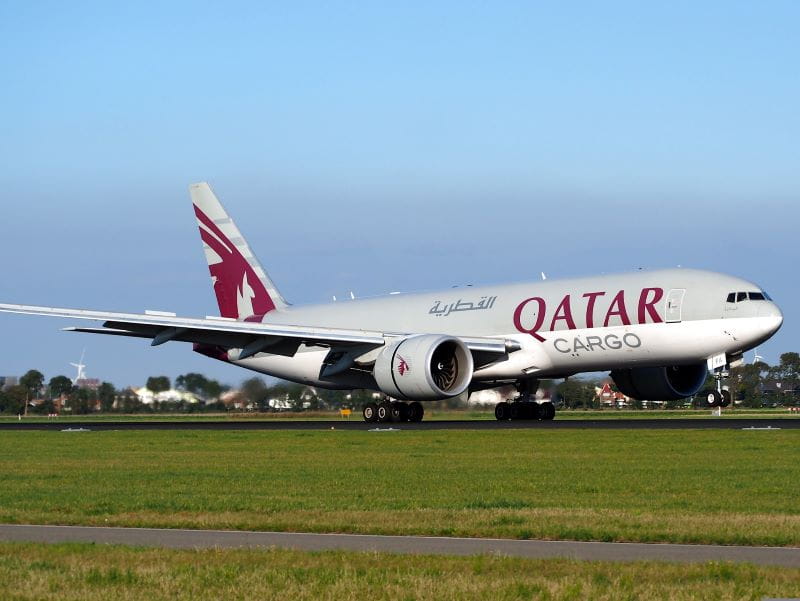 Sebuah pesawat Qatar Airways berdiri di landasan.