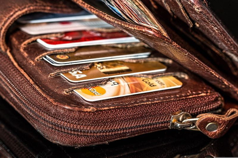 Ada beberapa kartu kredit di dompet.