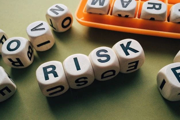 Würfel buchstabieren das Wort Risk.