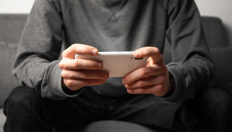 Seseorang sedang bermain di smartphone.