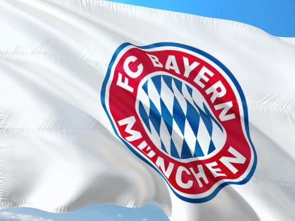 Die Flagge des FC Bayern München weht im Wind.