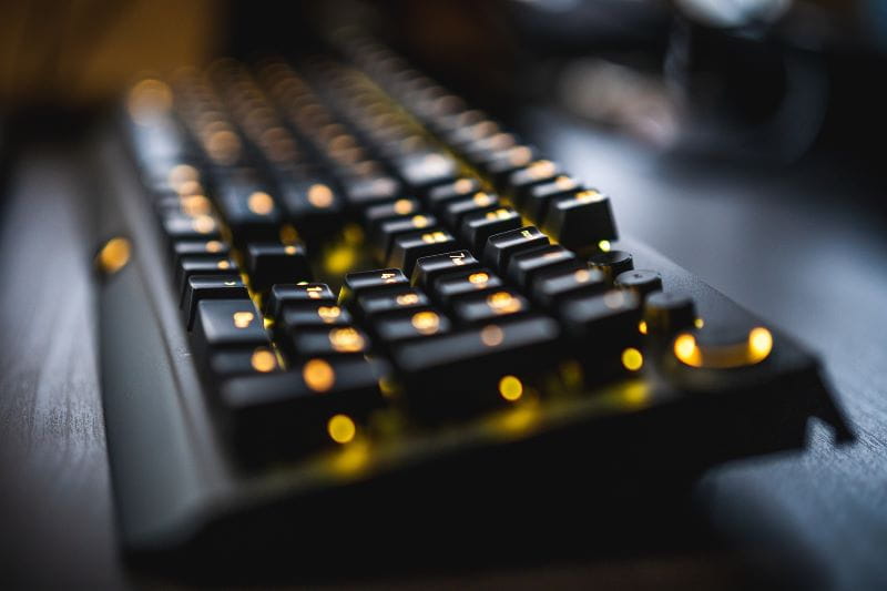 Sebuah keyboard gaming ada di atas meja.