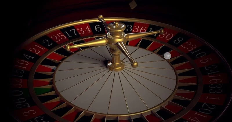 Sebuah bola terletak di atas meja roulette.