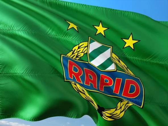Die Flagge von Rapid Wien weht im Wind.