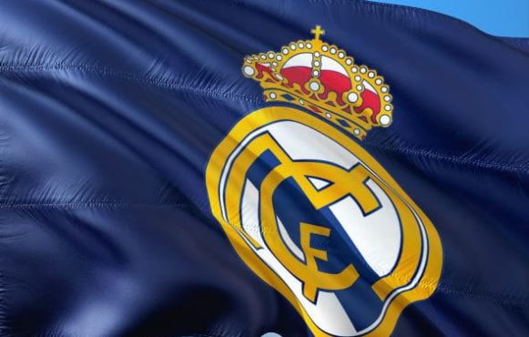 Die Flagge von Real Madrid weht im Wind.