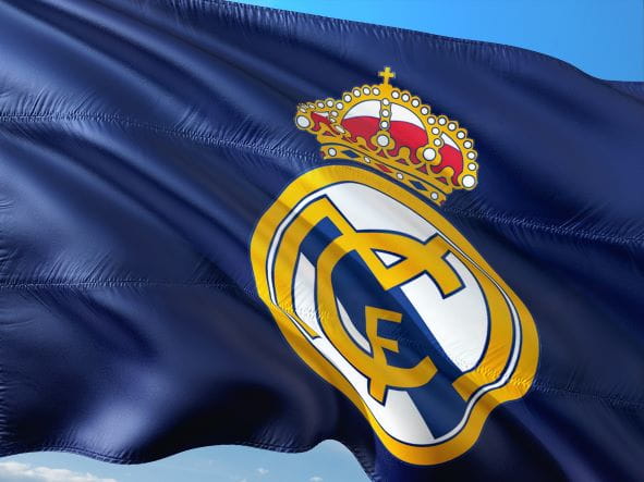 Die Flagge von Real Madrid weht im Wind.