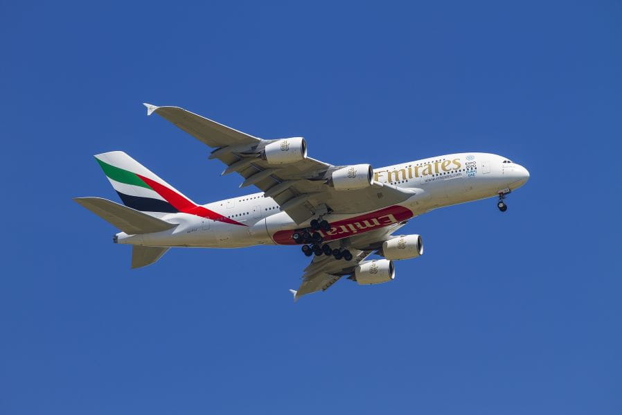 Pesawat Emirates lepas landas.