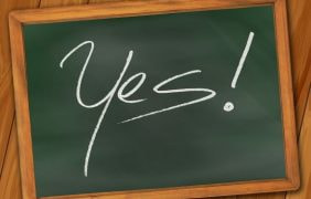 Auf einer Tafel steht Yes!