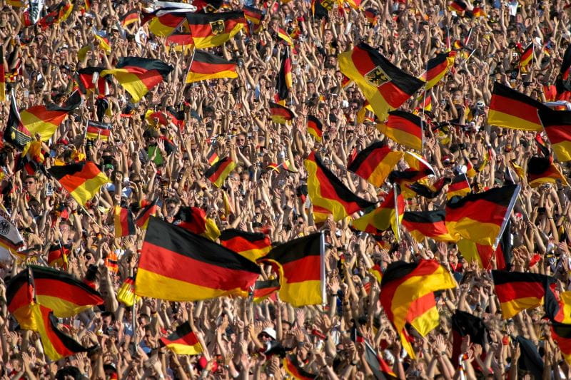 Fans mengibarkan bendera Jerman.