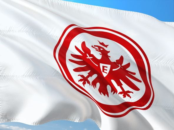 Die Flagge von Eintracht Frankfurt weht im Wind.
