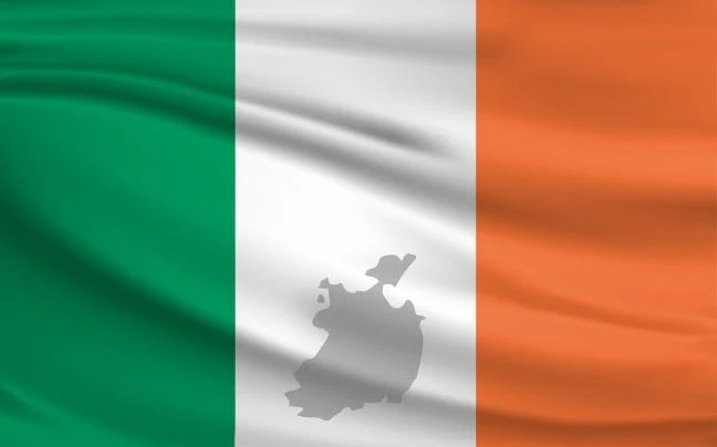 Eine Irlandfahne ist zu sehen.